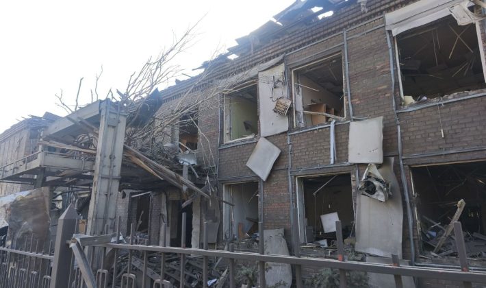 Последствия ночной атаки на Запорожье: в Вознесеновском районе обнаружили огромную воронку и тысячи квадратов мусора