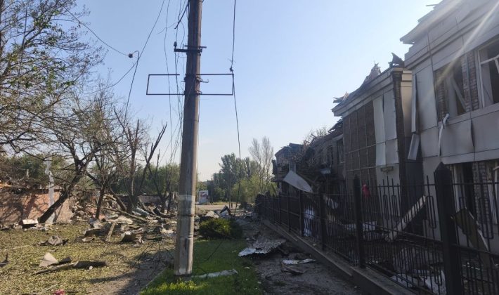 Последствия ночной атаки на Запорожье: в Вознесеновском районе обнаружили огромную воронку и тысячи квадратов мусора
