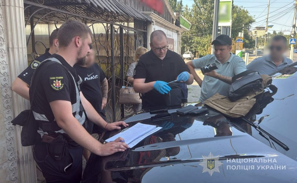 Схема на 6000 долларов: запорожец отправлял уклонистов за границу под видом работников предприятий