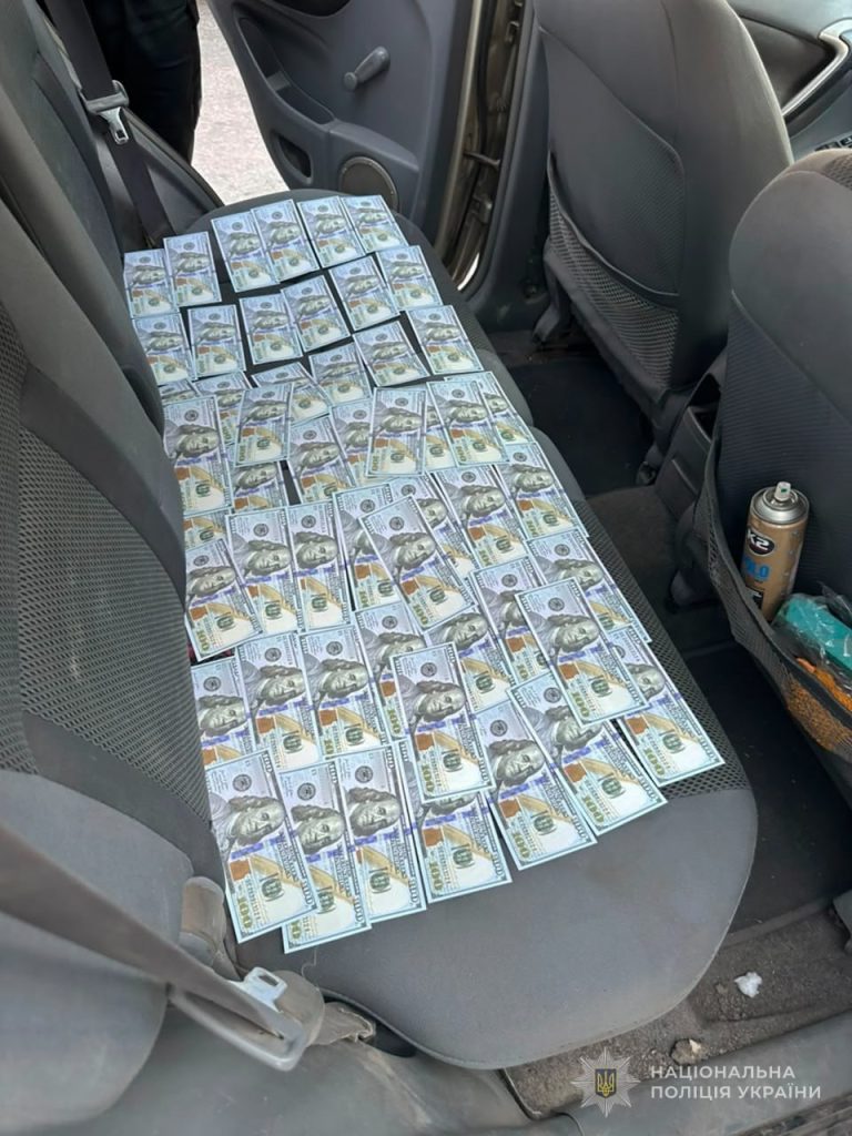 Схема на 6000 долларов: запорожец отправлял уклонистов за границу под видом работников предприятий