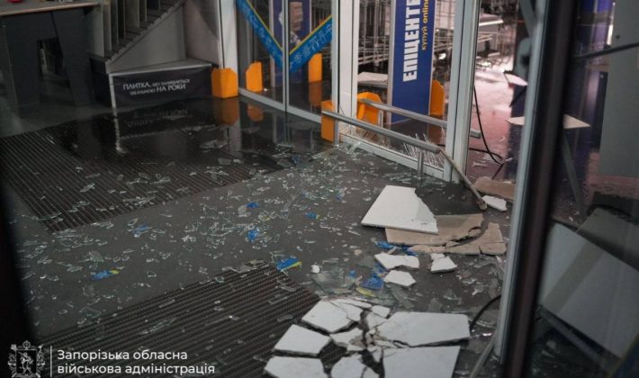 Ночная атака БпЛА на Запорожье: россияне ударили по торговому центру и предприятию