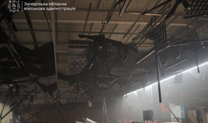 Ночная атака БпЛА на Запорожье: россияне ударили по торговому центру и предприятию