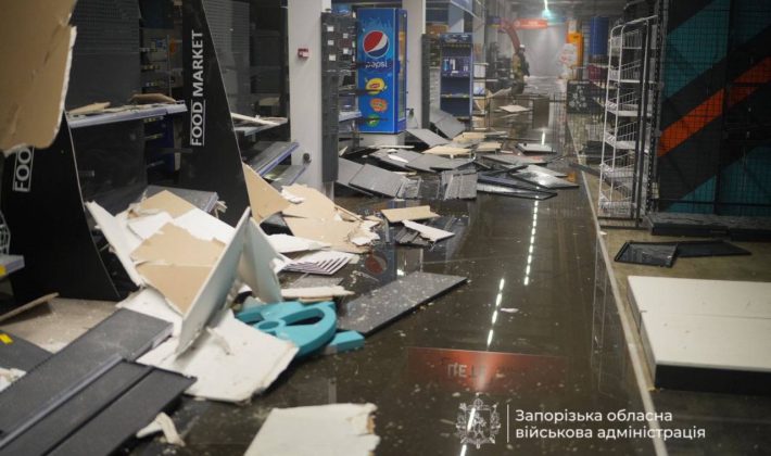 Ночная атака БпЛА на Запорожье: россияне ударили по торговому центру и предприятию