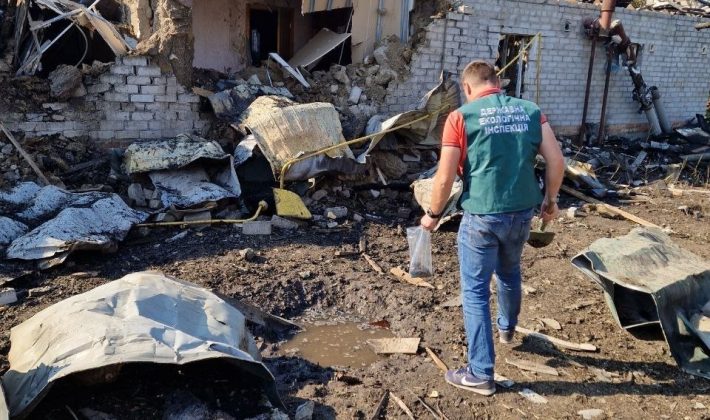 Удар по Днепровскому району Запорожья: сотни метров земли засорены обломками