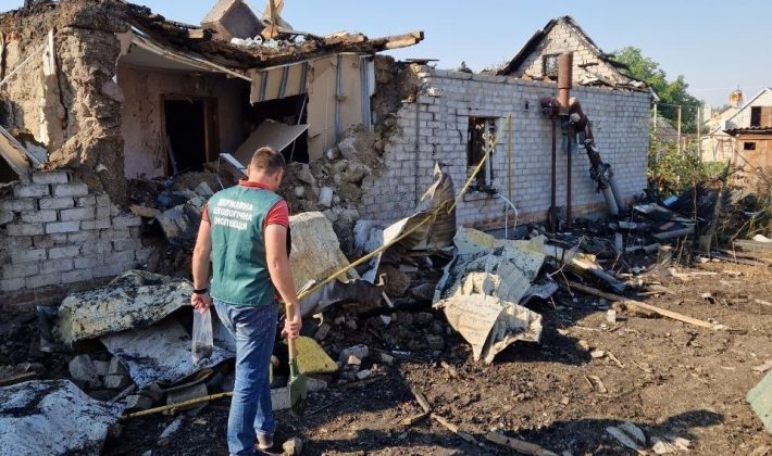 Удар по Днепровскому району Запорожья: сотни метров земли засорены обломками