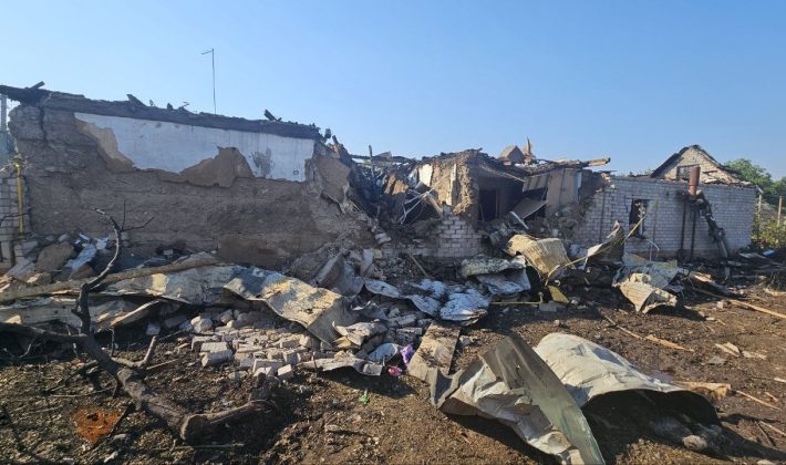 Удар по Днепровскому району Запорожья: сотни метров земли засорены обломками
