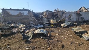 Удар по Дніпровському району Запоріжжя: сотні метрів землі засмічені уламками