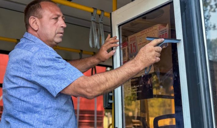 В Запорожье 200 автобусов и троллейбусов оклеивают бронепленкой