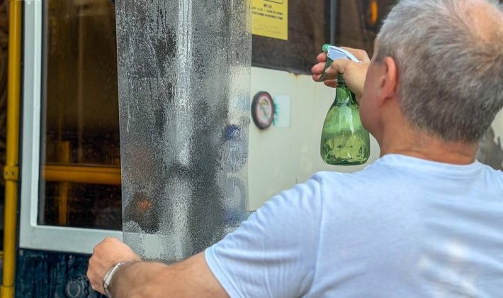 В Запорожье 200 автобусов и троллейбусов оклеивают бронепленкой