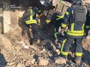Российские авиаудары по Запорожскому району: два человека погибли, есть раненый