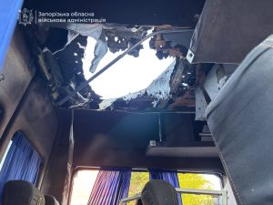 Атака на Запоріжжя: пошкоджено маршрутку та автомобіль, є поранений 
