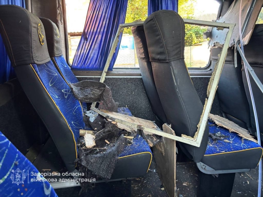 Атака на Запорожье: повреждены маршрутки и автомобиль, есть раненые (ОБНОВЛЯЕТСЯ)