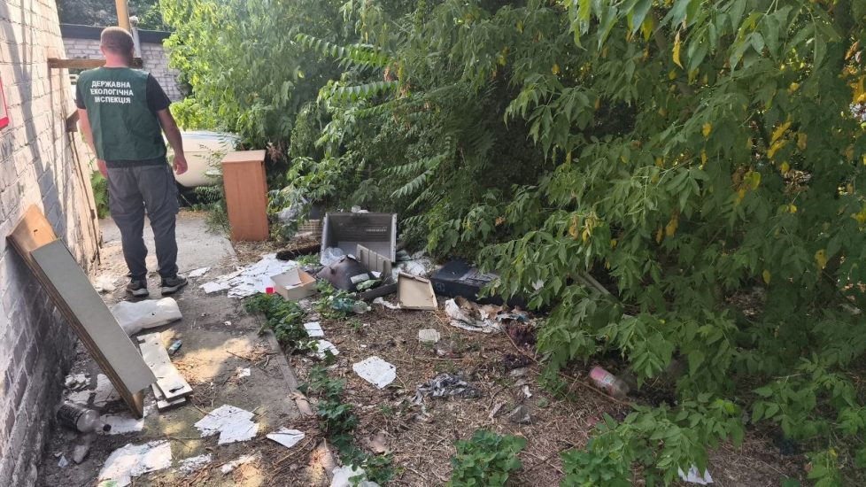 В Запорожье возле многоэтажки обнаружили свалку
