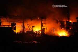 Росіяни вдарили по Запоріжжю: загинули двоє людей, є руйнування та пожежі