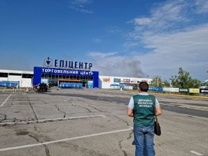 Экологи подсчитывают ущерб после атаки на Запорожье: горел ТРЦ площадью 10 тысяч м²