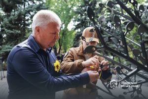 У Запоріжжі родинам загиблих поліцейських передали державні нагороди