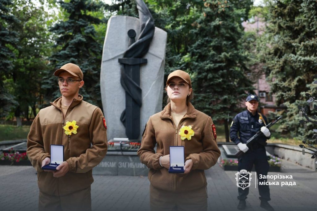 В Запорожье семьям погибших полицейских передали государственные награды