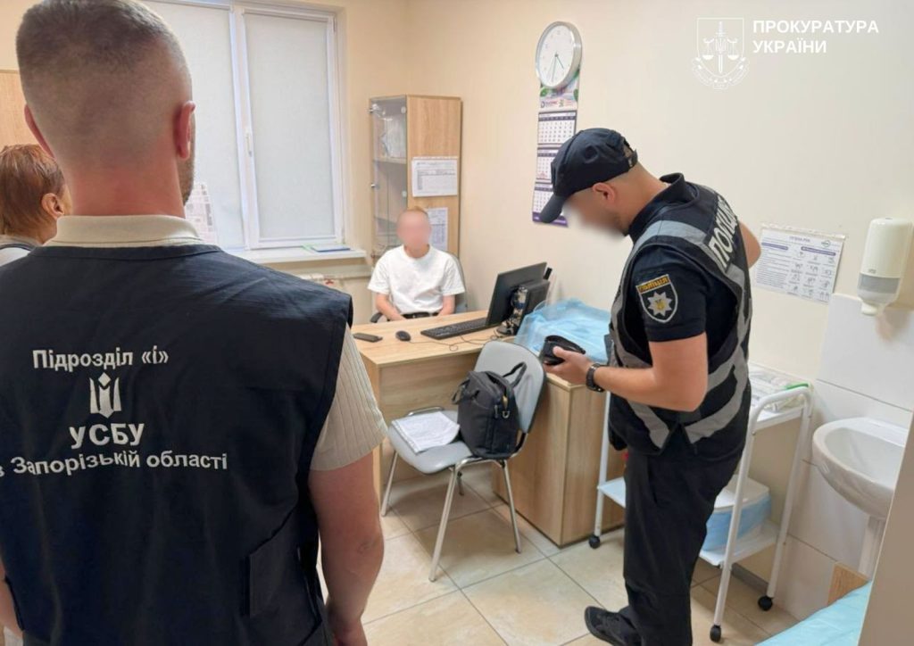 В Запорожье врача подозревают во взяточничестве: за $10 тысяч обещал оформить инвалидность для отсрочки