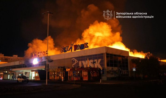 Россияне ударили по ТЦ «Амстор» на Песках в Запорожье: двое мужчин ранены (ФОТО)
