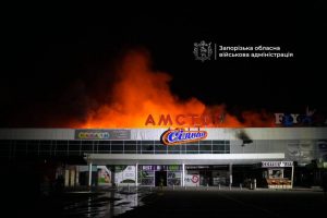 Росіяни вдарили по ТЦ «Амстор» на Пісках у Запоріжжі: двоє чоловіків поранені (ФОТО)