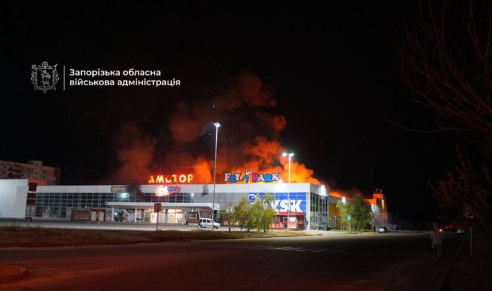 Россияне ударили по ТЦ «Амстор» на Песках в Запорожье: двое мужчин ранены (ФОТО)