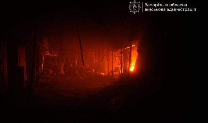 Россияне атаковали торговый центр в Запорожье (ФОТО)