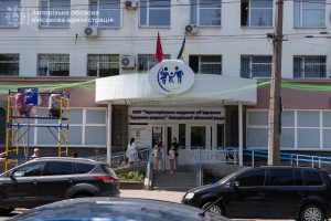 На Запоріжжі захищають дев’ять лікарень антидроновими сітками: коли завершать