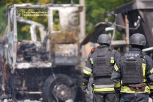 Росіяни атакували вантажівку на Набережній в Запоріжжі: постраждав водій (ФОТО)