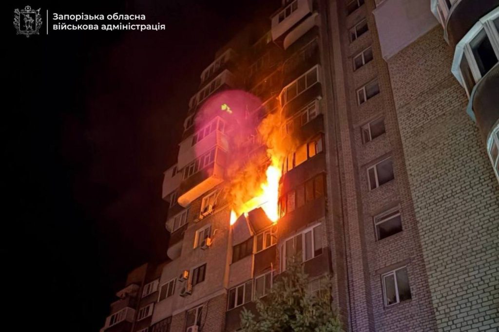 Росіяни атакували багатоповерхівку у Запоріжжі.