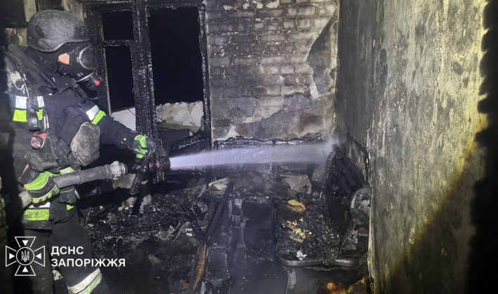 Россияне атаковали многоэтажку в Запорожье: детали ночного обстрела