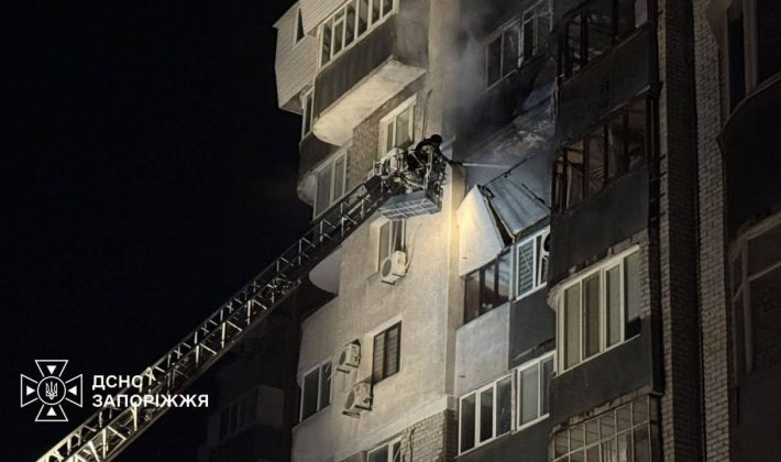 Россияне атаковали многоэтажку в Запорожье: детали ночного обстрела