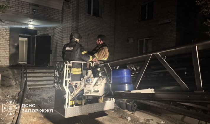 Россияне атаковали многоэтажку в Запорожье: детали ночного обстрела