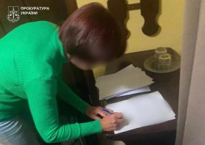 В Энергодаре взяли под стражу женщину, которая помогала оккупантам проводить незаконные выборы