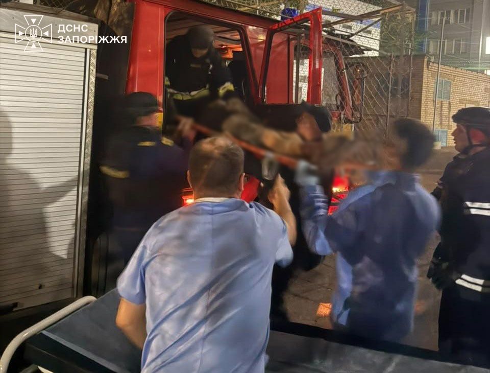 В Запорожской области спасатели деблокировали 65-летнюю женщину из-под завалов