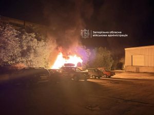 В Запорожье FPV-дрон попал возле автомойки: повреждены автомобили