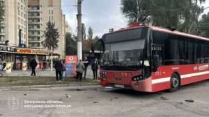 В Запорожье FPV-дрон попал в муниципальный автобус №71