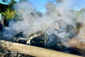У Комишувасі російський FPV-дрон влучив у цивільне авто: є поранений