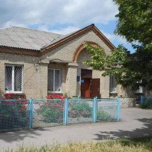 У Новомиколаївці російська авіабомба зруйнувала центральну бібліотеку