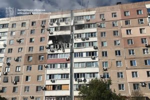Росіяни обстріляли житловий будинок у Запоріжжі: палає квартира