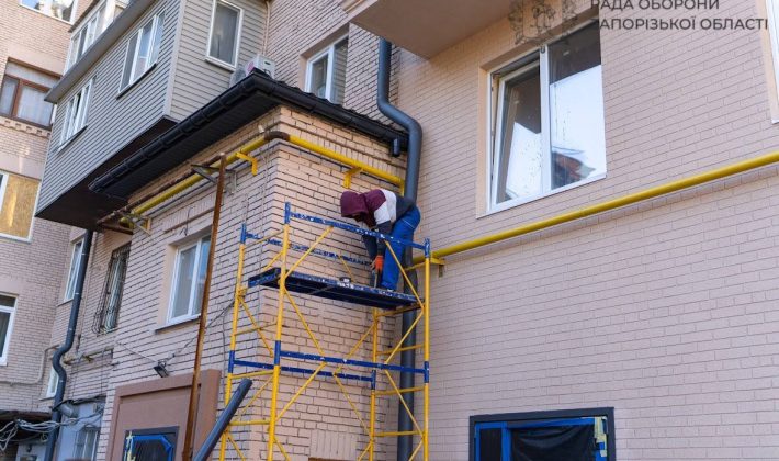 Відновлення будинку на проспекті Соборному. Фото: співголова Ради оборони Запорізької області Іван Федоров