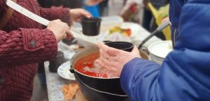 В Запорожье организуют питание для тех, кто ликвидирует последствия обстрелов