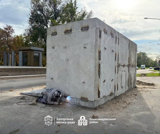 В центре Запорожья возле парка устанавливают новое укрытие (ФОТО)