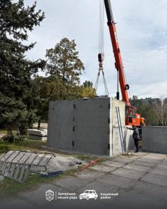 В Космическом микрорайоне Запорожья устанавливают новое модульное укрытие (ФОТО)