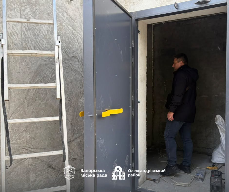 В центре Запорожья возле парка устанавливают новое укрытие (ФОТО)