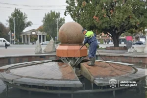 У Запоріжжі консервують на зиму міські фонтани (ФОТО)