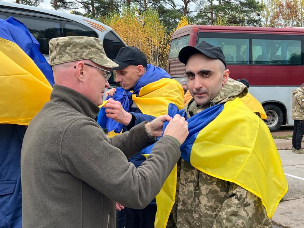 Из плена вернулись 270 украинцев, среди них защитники Запорожья (ФОТО)
