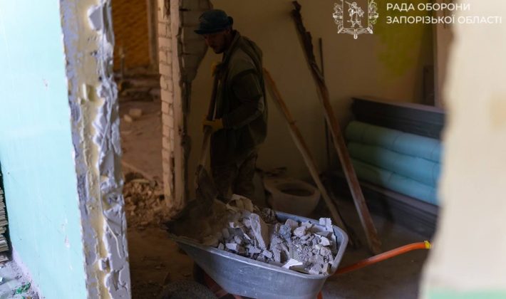 Відновлення будинку на проспекті Соборному. Фото: співголова Ради оборони Запорізької області Іван Федоров