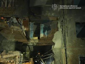 Ранковий обстріл Запоріжжя: зруйновано під’їзд, є загиблі