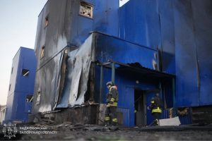 У Запоріжжі РФ атакувала торговельний об’єкт: виникла пожежа (ФОТО)