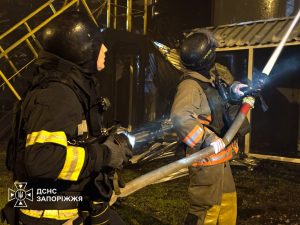 У Запоріжжі внаслідок російського удару загорілося приватне підприємство (ФОТО)